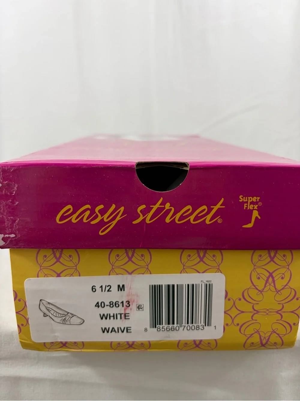 NWT Easy Street Women’s Size 6.5 Classic White 2 Inch Heel Pumps
